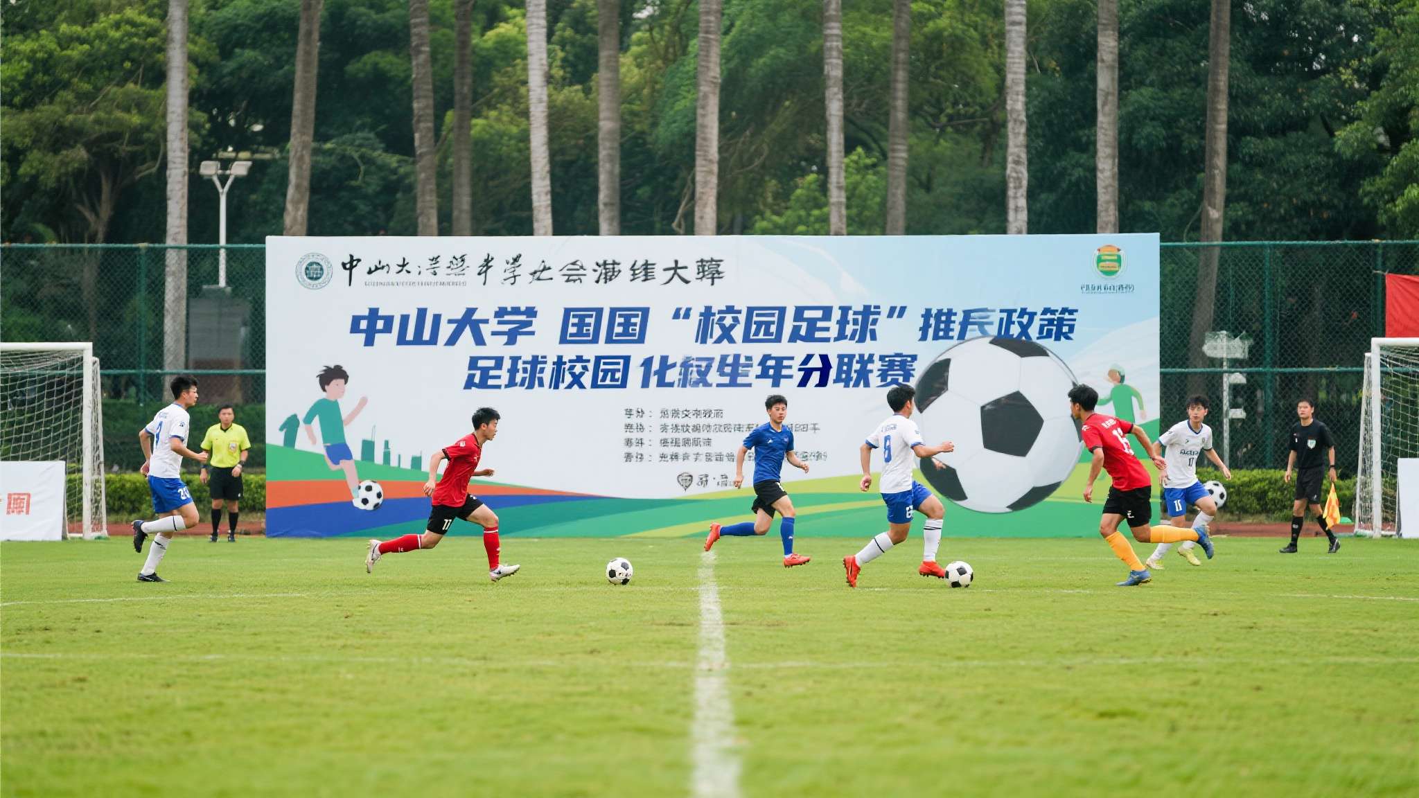 襄阳队将与全省16支劲旅逐鹿绿茵 校园足球联赛的兴起,折射出当代大学生对体育运动回归的渴望。近年来,随着国家"校园